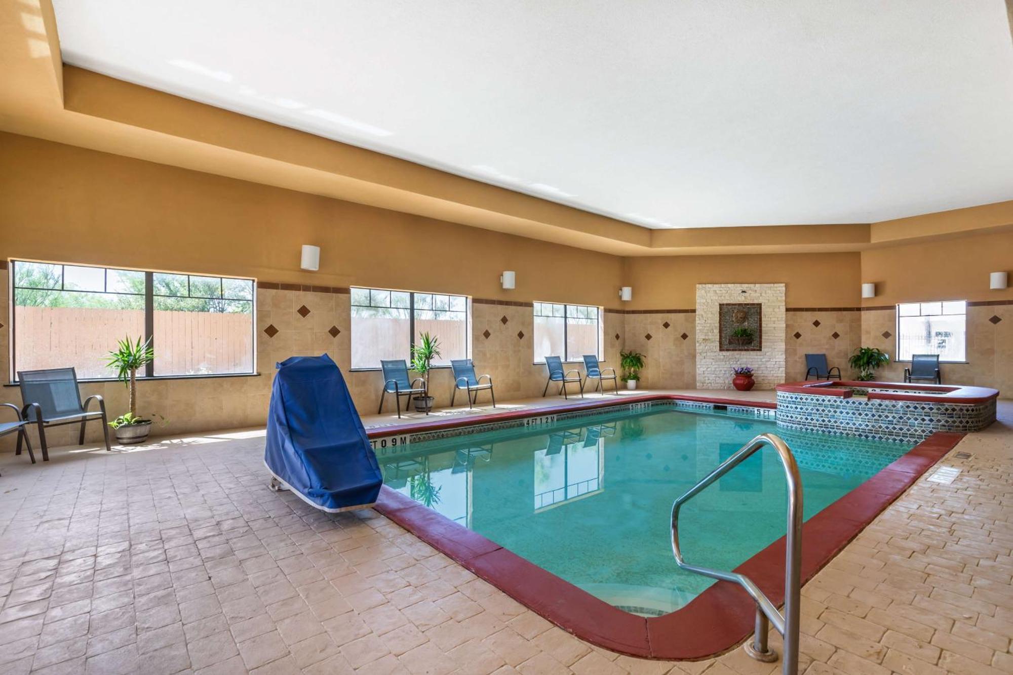 Best Western Plus Lytle Inn And Suites Exterior foto